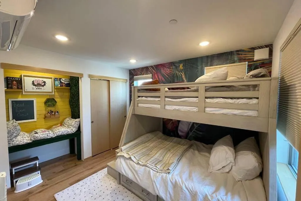 Cheerful New Modern Townhome Close To Downtown Seattle Apartment